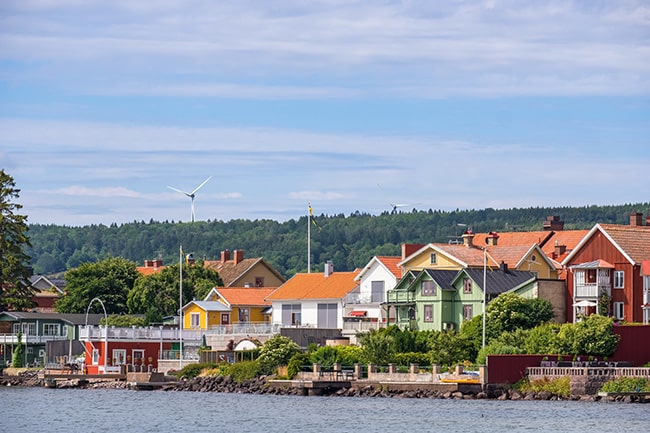 Hus vid sjö i Sverige.